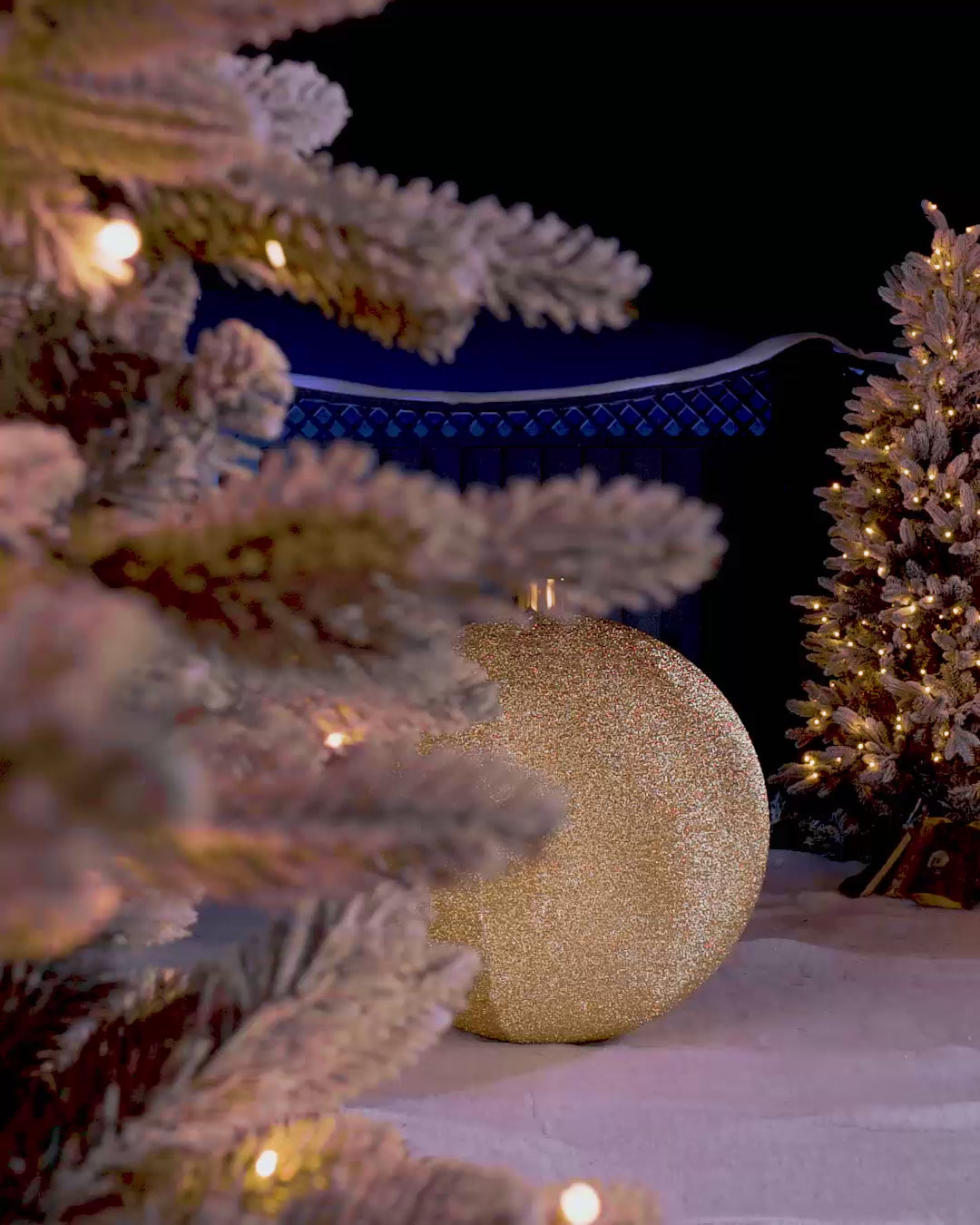 Load video: Inflatable Tinsel Christmas Bauble, Gold, 76 cm