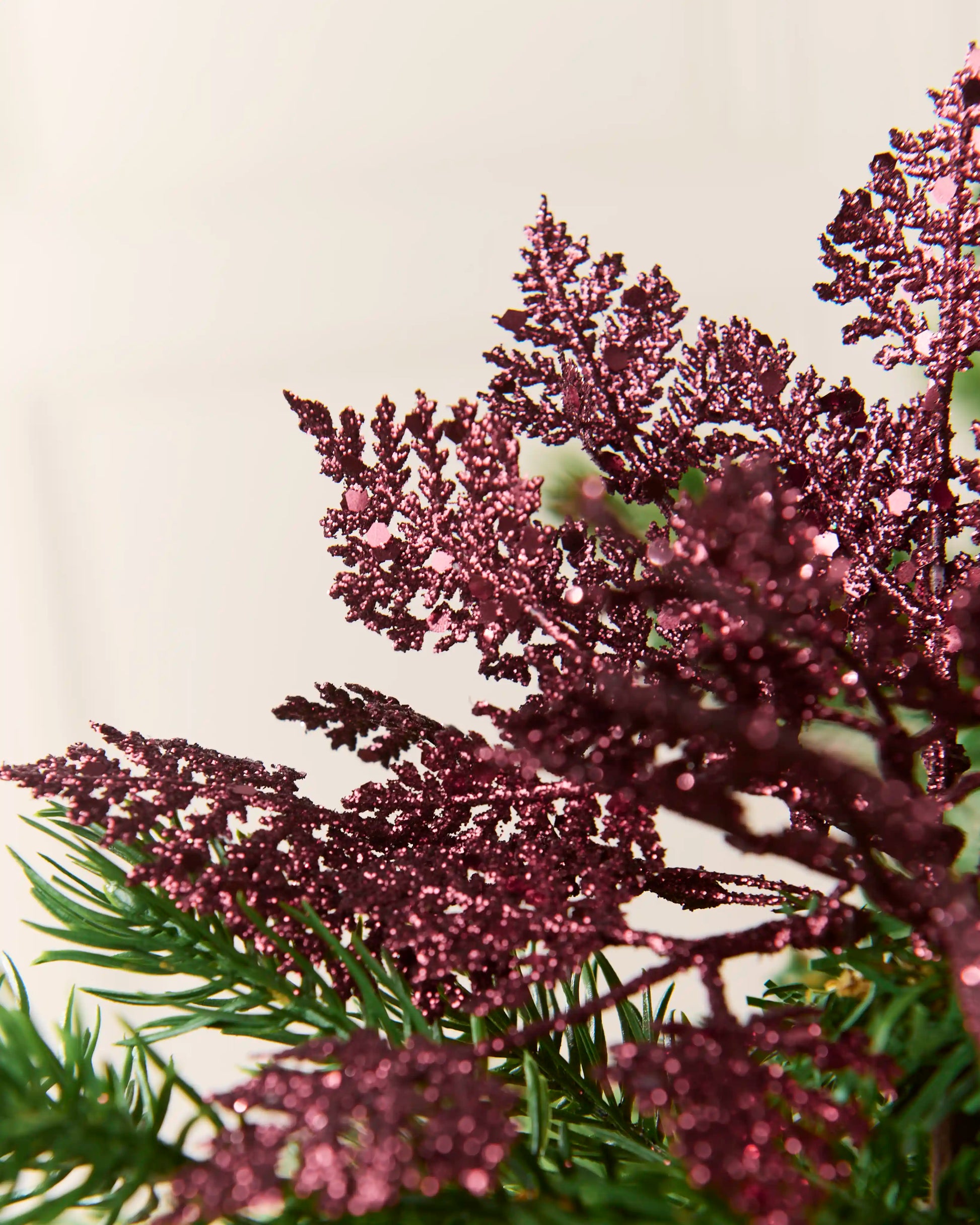 Close-up of burgundy 19 cm glitter leaf picks showing their branching foliage and sparkling finish.