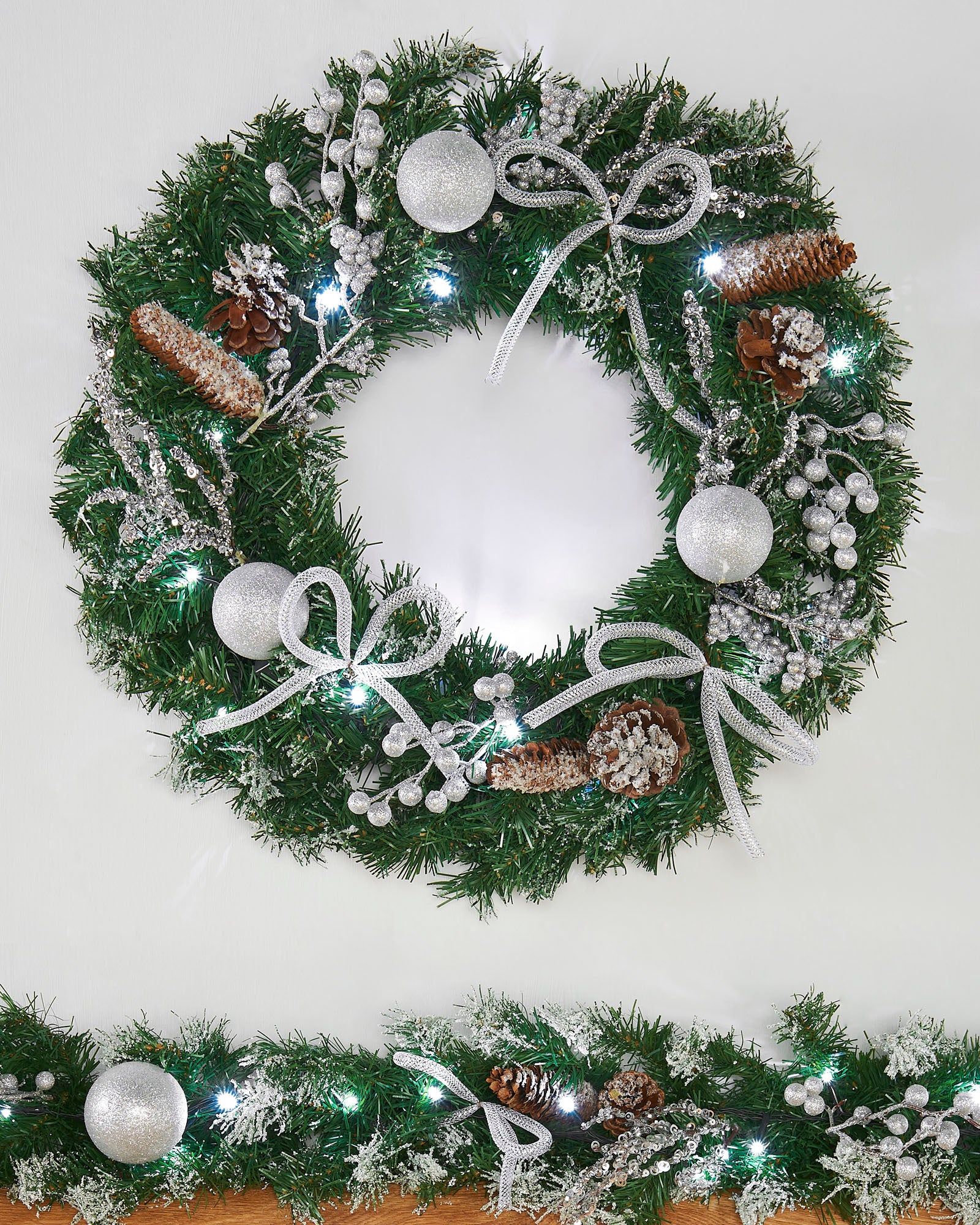 Pre-Lit Decorated Wreath, Silver Ice, 60 Cm – We R Christmas