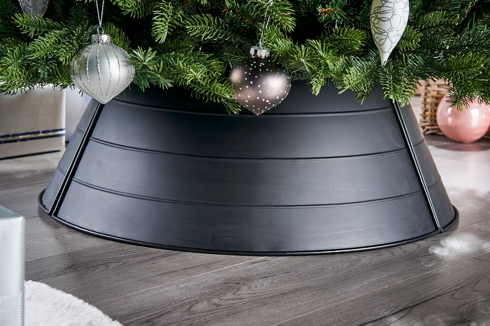 Matt Metal Tree Collar, Black, 66 cm