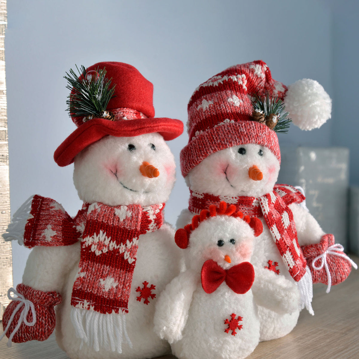 Snowman Family Figurine, Red/White, 27 cm – We R Christmas