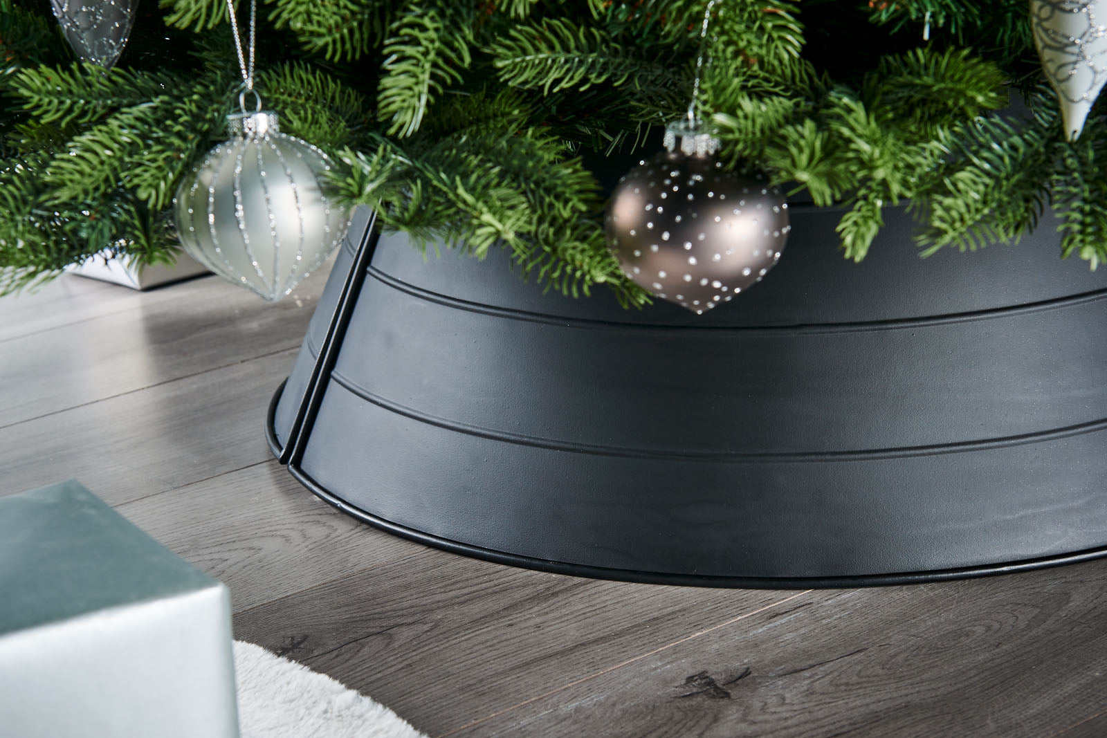 Matt Metal Tree Collar, Black, 66 cm
