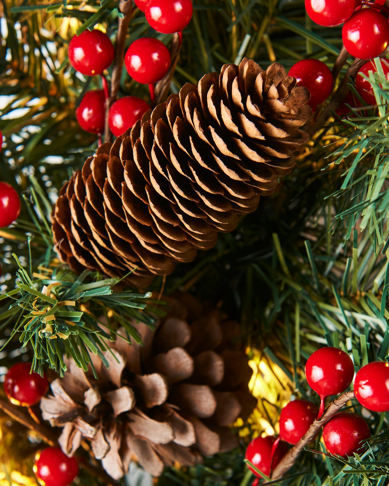 Pre-Lit Extra Thick Wreath, Pinecones & Berries, 76 cm