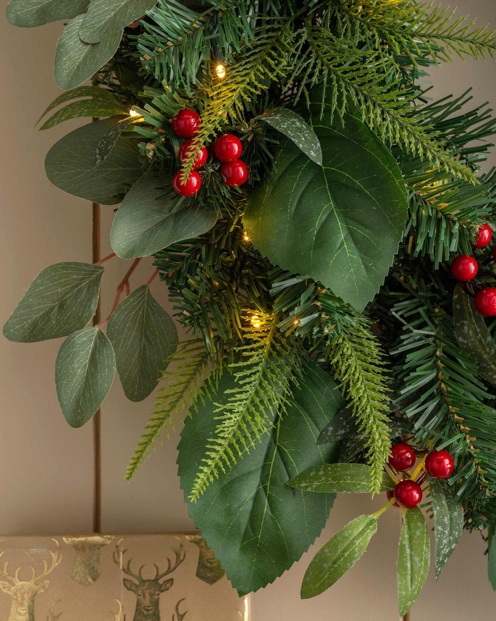 Pre-Lit Decorated Wreath, Berries & Eucalyptuses, 60 Cm – We R Christmas