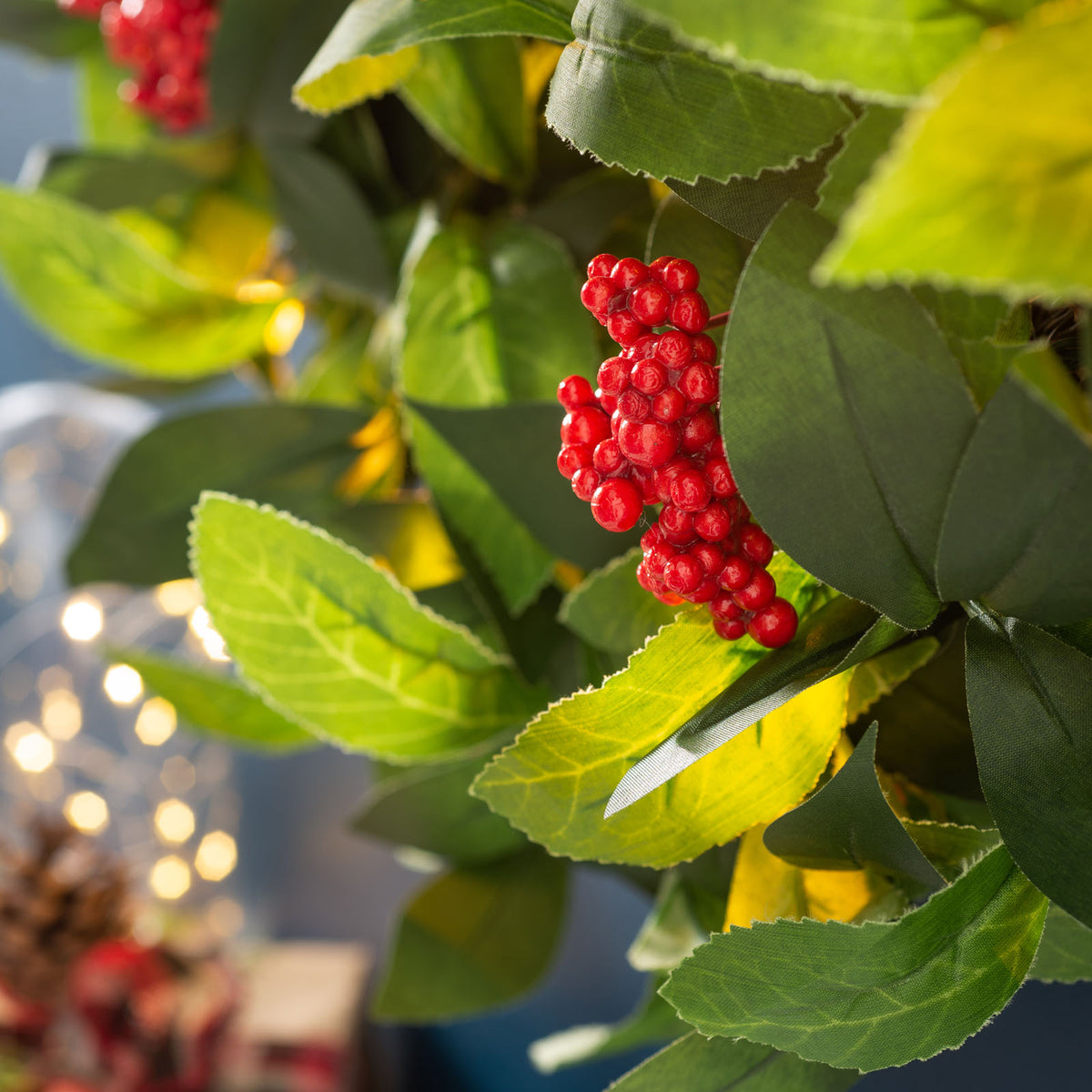 Pre-Lit Leaves & Berries Wreath, 60 cm