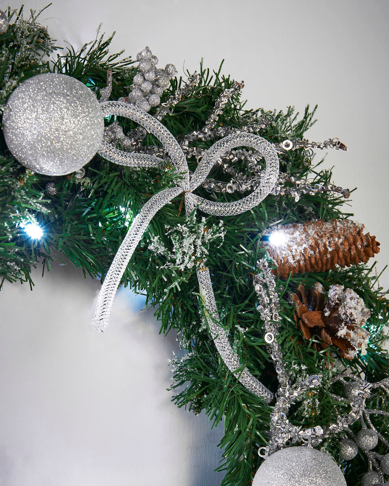 Pre-Lit Decorated Wreath, Silver Ice, 60 Cm – We R Christmas